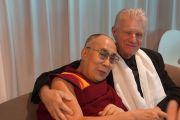 Его Святейшество Далай-лама со своим старым другом преподобным Билом Крюсом в аэропорту сиднейском аэропорту. Сидней, Австралия. 10 июня 2015 г. Фото: Джереми Рассел (офис ЕСДЛ)