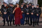 Его Святейшество Далай-лама фотографируется с местными полицейскими перед отъездом из Леуры. Штат Новый Южный Уэльс, Австралия. 10 июня 2015 г. Фото: Расти Стюарт
