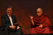 Его Святейшество Далай-лама отвечает на вопросы корреспондента австралийского радио Ричарда Фидлера во время конференции "Счастье и его причины". Сидней, Австралия. 10 июня 2015 г. Фото: Расти Стюарт