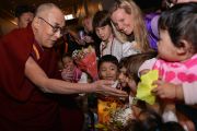 Его Святейшество Далай-ламу встречают в аэропорту Брисбена. Брисбен, Австралия. 10 июня 2015 г. Фото: Расти Стюарт