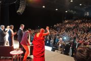 Его Святейшество Далай-лама прощается с аудиторией после завершения первой сессии конференции "Счастье и его причины". Сидней, Австралия. 10 июня 2015 г. Фото: Джереми Рассел (офис ЕСДЛ)