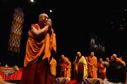 Его Святейшество Далай-лама приветствует собравшихся в зале перед началом учений. Брисбен, Квинсленд, Австралия. 11 июня 2015 г. Фото: Расти Стюарт