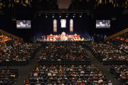 Вид на сцену конференц-зала во время учений Его Святейшества Далай-ламы. Брисбен, Квинсленд, Австралия. 11 июня 2015 г. Фото: Расти Стюарт