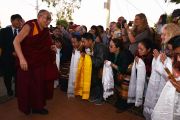 Его Святейшество Далай-ламу встречают в Улуру. Северные Территории, Австралия. 12 июня 2015 г. Фото: Расти Стюарт
