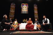 Его Святейшество Далай-лама отвечает на вопросы из зала. Брисбен, Квинсленд, Австралия. 12 июня 2015 г. Фото: Расти Стюарт