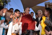 Его Святейшество Далай-лама и живущие в Австралии тибетцы, которые специально приехали в Улуру, чтобы послушать своего духовного лидера. Улуру, Северная Территория, Австралия. 13 июня 2015 г. Фото: Расти Стюарт