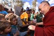 Его Святейшество Далай-лама здоровается с детьми из общины Мутитджулу. Улуру, Северная Территория, Австралия. 13 июня 2015 г. Фото: Расти Стюарт