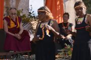 Его Святейшество Далай-ламу приветствуют на землях Мутитджулу традиционными песнями и танцами. Улуру, Северная Территория, Австралия. 13 июня 2015 г. Фото: Расти Стюарт