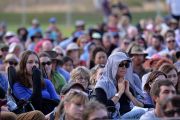 Некоторые из более чем 3 000 человек, собравшихся в Юлуру Овал, чтобы послушать Его Святейшество Далай-ламу. Улуру, Северная Территория, Австралия. 13 июня 2015 г. Фото: Расти Стюарт