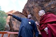 Сэммми, председатель правления организации коренных владельцев, отвечает на вопросы Его Святейшества Далай-ламы во время посещения национального парка "Улуру-Ката Тьюта". Улуру, Северная Территория, Австралия. 13 июня 2015 г. Фото: Расти Стюарт