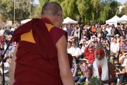 ЕГо Святейшество Далай-лама готовится обратиться с речью к жителям городка Юрала Овал. Улуру, Северная Территория, Австралия. 13 июня 2015 г. Фото: Расти Стюарт