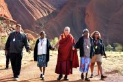 Его Святейшество Далай-лама и его сопровождающие возвращаются с прогулки по национальному парку "Улуру-Ката Тьюта". Улуру, Северная Территория, Австралия. 13 июня 2015 г. Фото: Расти Стюарт
