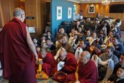 Его Святейшество Далай-лама беседует с тибетцами, живущими в Перте. Перт, Австралия. 15 июня 2015 г. Фото: Джереми Рассел (офис ЕСДЛ)