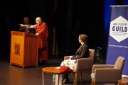 Его Святейшество Далай-лама на встрече со студентами университета Западной Австралии. Перт, Австралия. 15 июня 2015 г. Фото: Джереми Рассел (офис ЕСДЛ)