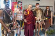 Его Святейшество Далай-лама и танцоры, выступавшие перед началом его лекции на "Перт-Арене". Перт, Австралия. 14 июня 2015 г. Фото: Джереми Рассел (офис ЕСДЛ)