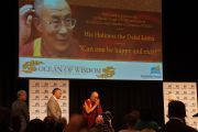 Его Святейшество Далай-лама приветствует собравшихся на деловом обеде Австралийско-израильской торговой палаты. Перт, Австралия. 15 июня 2015 г. Фото: Джереми Рассел (офис ЕСДЛ)