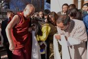 Его Святейшество Далай-лама здоровается с тибетцами и бутанцами, встречающими его у входа на "Перт-Арену" перед началом его публичной лекции. Перт, Австралия. 14 июня 2015 г. Фото: Расти Стюарт