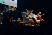 Его Святейшество Далай-лама отвечает на вопросы из зала. Перт, Австралия. 14 июня 2015 г. Фото: Джереми Рассел (офис ЕСДЛ)