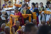Церемония подношения пуджи долгой жизни Его Святейшеству Далай-ламе по случаю его 80-летия. Дхарамсала, Индия. 21 июня 2015 г. Фото: Тензин Чойджор (офис ЕСДЛ)