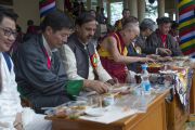Его Святейшество Далай-лама, почетные гости и все присутствующие на празднике обедают по завершении торжественной части. Дхарамсала, Индия. 21 июня 2015 г. Фото: Тензин Чойджор (офис ЕСДЛ)