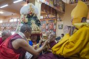Оракул Нечунга делает подношение Его Святейшеству Далай-ламе во время пуджи долгой жизни по случаю его 80-летия. Дхарамсала, Индия. 21 июня 2015 г. Фото: Тензин Чойджор (офис ЕСДЛ)