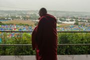 Его Святейшество Далай-лама на смотровой площадке фестиваля в Гластонбери. Сомерсет, Великобритания. 28 июня 2015 г. Фото: Ник Уолл