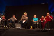 Его Святейшество Далай-лама и другие докладчики на круглом столе по проблемам окружающей среды на фестивале в Гластонбери. Сомерсет, Великобритания. 28 июня 2015 г. Фото: Ник Уолл