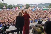 Его Святейшество Далай-лама и Патти Смит приветствуют зрителей, более 120 тысяч человек, на фестивале в Гластонбери. Сомерсет, Великобритания. 28 июня 2015 г. Фото: Джереми Рассел (офис ЕСДЛ)