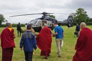 Его Святейшество Далай-лама направляется к вертолету, который отвезет его обратно в Лондон после посещения фестиваля в Гластонбери. Сомерсет, Великобритания. 28 июня 2015 г. Фото: Джереми Рассел (офис ЕСДЛ)