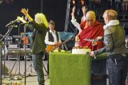Его Святейшество Далай-лама разрезает именинный пирог, в то время как толпа зрителей во главе с Патти Смит поет ему традиционное поздравление с днем рождения. Фестиваль в Гластонбери, Сомерсет, Великобритания. 28 июня 2015 г. Фото: Джереми Рассел (офис ЕСДЛ)