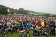 На Королевской лужайке фестиваля собрались более 8500 человек, чтобы послушать Его Святейшество Далай-ламу. Гластонбери, Сомерсет, Великобритания. 28 июня 2015 г. Фото: Ник Уолл