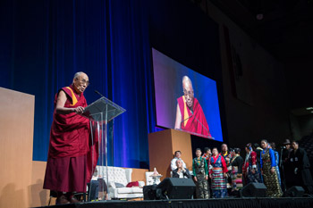 Далай-лама принял участие в беседе о важности образования и встретился с тибетцами