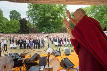 Далай-ламу тепло встретили в Висбадене