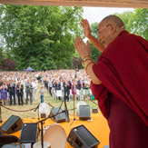 Далай-ламу тепло встретили в Висбадене