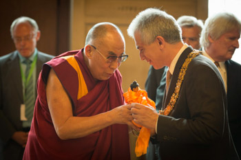 Далай-лама встретился с мэром Франкфурта и посетил праздник, устроенный тибетской общиной Германии в честь его 80-летия