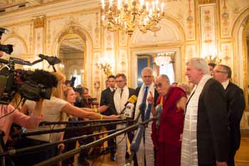 Далай-лама посетил ратушу Висбадена и парламент федеральной земли Гессен