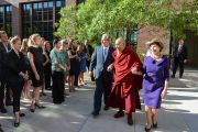 Сотрудники президентского центра им. Дж. Буша поют Его Святейшеству Далай-ламе поздравление с днем рождения. Даллас, штат Техас, США. 1 июля 2015 г. Фото: Центр Буша