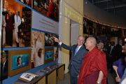 Президент Джордж Буш-младший показывает Его Святейшеству Далай-ламе музей в президентском центре в Далласе. Штат Техас, США. 1 июля 2015 г. Фото: Центр Буша