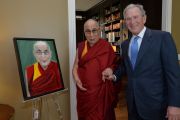 Его Святейшество Далай-лама у своего портрета, написанного Джорджем Бушем-младшим в президентском центре в Далласе. Штат Техас, США. 1 июля 2015 г. Фото: Центр Буша