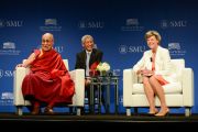 Его Святейшество Далай-лама отвечает на вопросы после лекции в Южном методистском университете. Даллас, штат Техас, США. 1 июля 2015 г. Фото: Центр Буша