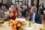 Его Святейшество Далай-лама радостно смеется, принимая от Джорджа Буша-младшего именинный торт в честь своего грядущего 80-летия. Даллас, штат Техас, США. 1 июля 2015 г. Фото: Центр Буша