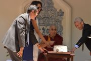 Его Святейшество Далай-лама пробует именинный пирог, который ему поднесли по случаю приближающегося 80-летия  перед началом лекции на ранчо "Лас-Ломас" в Сильверадо. Штат Калифорния, США. 4 июля 2015 г. Фото: Сонам Зоксанг