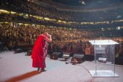 Его Святейшество Далай-лама приветствует аудиторию из более чем 18 тысяч человек, собравшихся на его лекцию и торжества по случаю его 80-летия в Хонда-центре. Аннахайм, штат Калифорния, США. 5 июля 2015 г. Фото: Тензин Чойджор (офис ЕСДЛ)