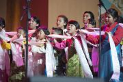 Выступление тибетских детей на празднике в честь 80-летия Его Святейшества Далай-ламы в Хонда-центре. Аннахайм, штат Калифорния, США. 5 июля 2015 г. Фото: Тензин Чойджор (офис ЕСДЛ)