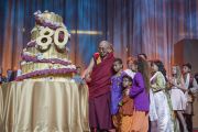 Его Святейшество Далай-лама любуется огромным тортом, который ему преподнесли в честь его 80-летия. Аннахайм, штат Калифорния, США. 5 июля 2015 г. Фото: Тензин Чойджор (офис ЕСДЛ)