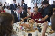 Его Святейшество Далай-лама и мэр Аннахайма Том Тэйт на завтраке в первый день трехдневного саммита, посвященного глобальному состраданию. Аннахайм, штат Калифорния, США. 5 июля 2015 г. Фото: Тензин Чойджор (офис ЕСДЛ)