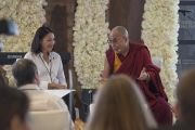 Его Святейшество Далай-лама отвечает на вопросы Энн Карри во время завтрака в первый день саммита, посвященного глобальному состраданию, в Хонда-центре. Аннахайм, штат Калифорния, США. 5 июля 2015 г. Фото: Тензин Чойджор (офис ЕСДЛ)