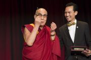 Мэр города Гарден-Гроув Бао Нгуен вручил Его Святейшеству Далай-ламе символический ключ от города. Аннахайм, штат Калифорния, США. 5 июля 2015 г. Фото: Тензин Чойджор (офис ЕСДЛ)