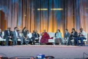 Его Святейшество Далай-лама отвечает на вопросы во время саммита "Глобальное сострадание" в Хонда-центре. Аннахайм, штат Калифорния, США. 5 июля 2015 г. Фото: Тензин Чойджор (офис ЕСДЛ)