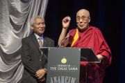 Его Святейшество Далай-лама выступает во время мероприятия, организованного мэром Томом Тэйтом в театре Аннахайма. Аннахайм, штат Калифорния, США. 5 июля 2015 г. Фото: Тензин Чойджор (офис ЕСДЛ)
